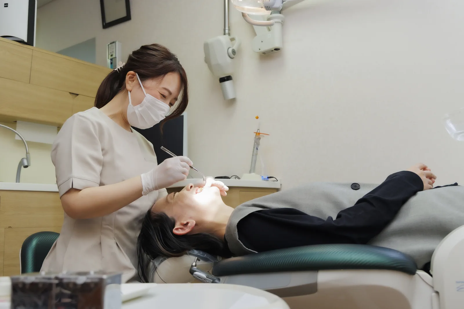 マウスピース型矯正装置とパノラマレントゲンを前に説明する歯科医師