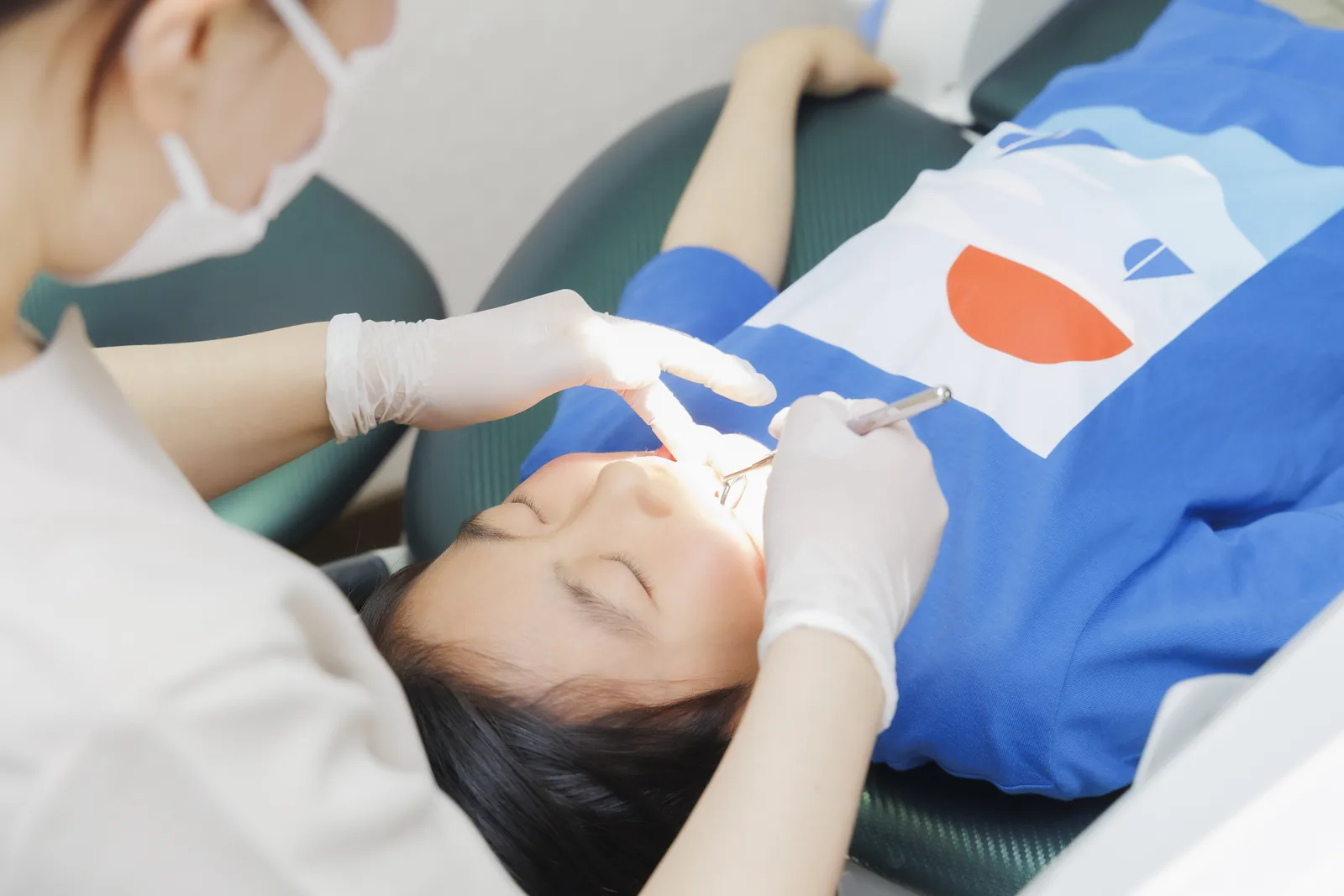 歯科衛生士が患者さまのお口のクリーニングを行っている様子