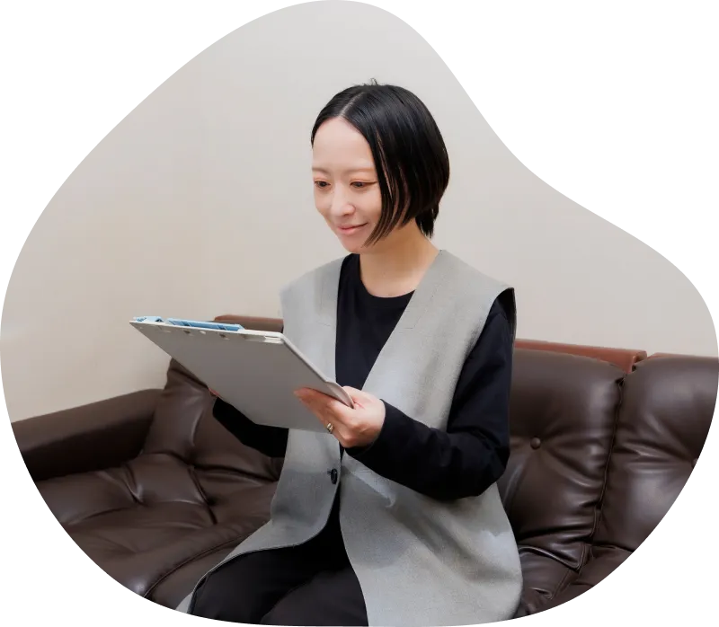 問診票に記入している女性の様子