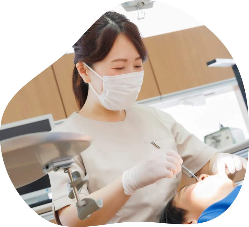 歯科治療をしている歯科医の女性