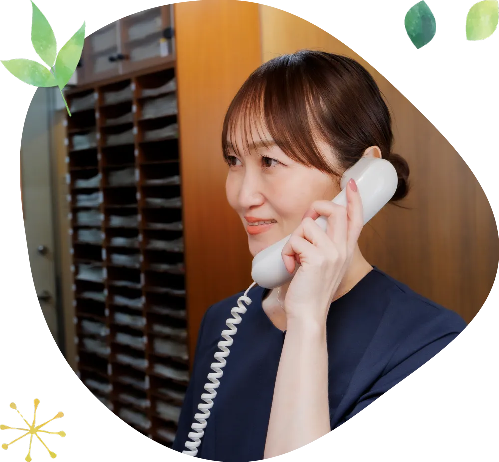 笑顔で電話対応している女性