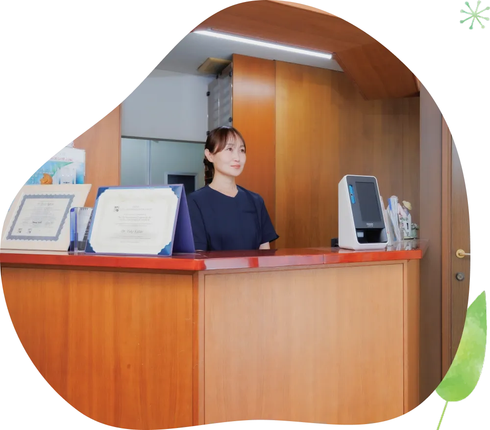 受付をしている女性の様子