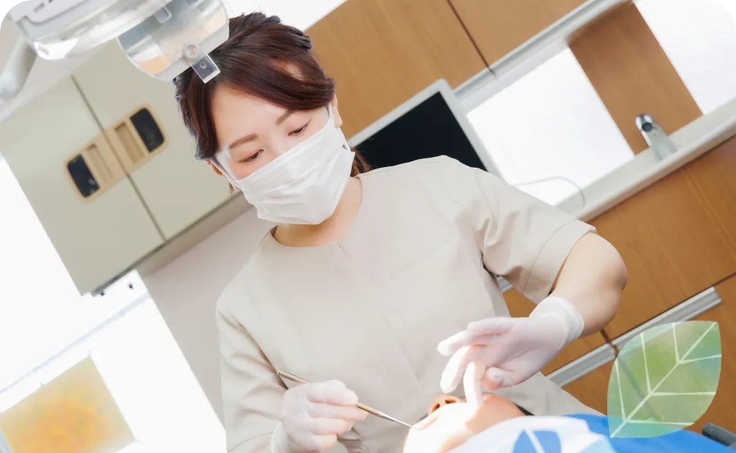 歯科治療をしている歯科医