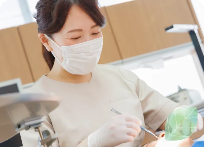 歯科治療をしている歯科医の女性